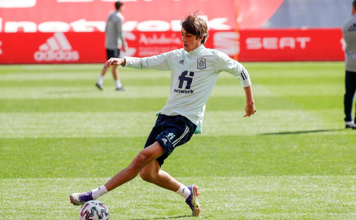 Bryan Gil en un entrenamiento con la selección