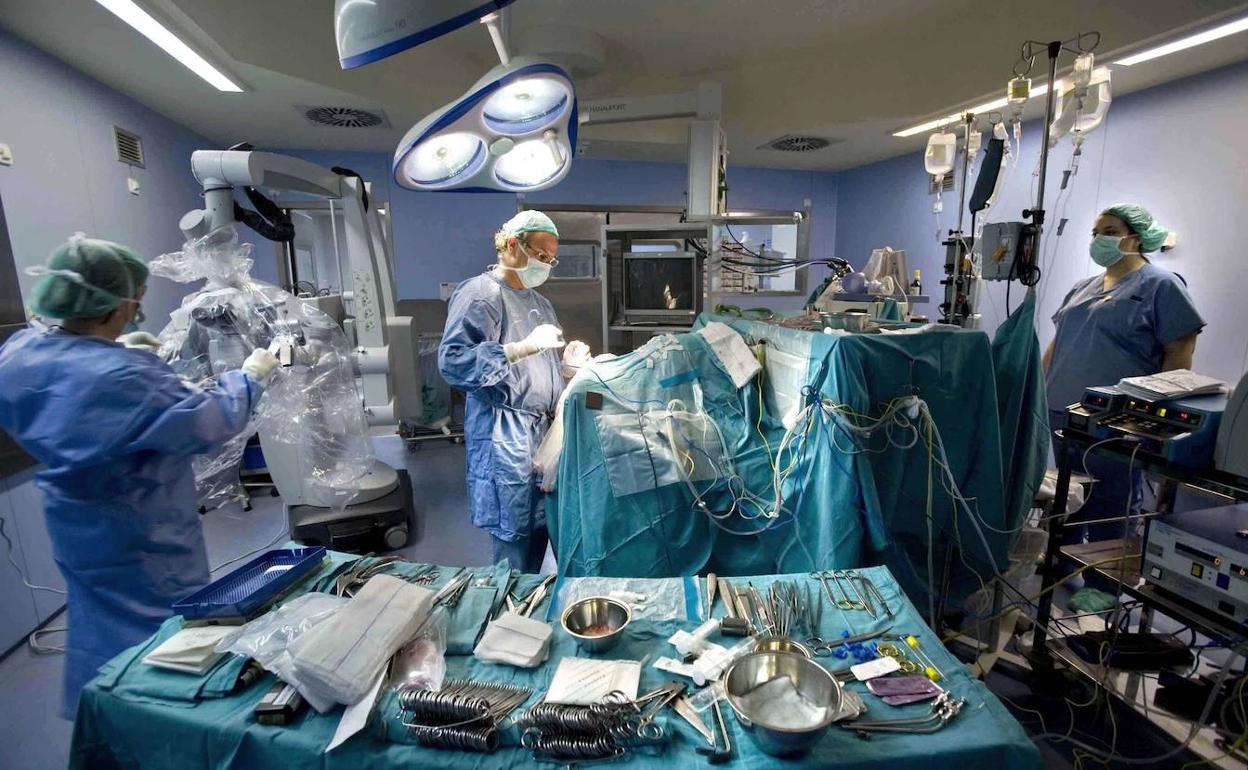 Un equipo médico durante una intervención en el hospital de Alzira, en una fotografía de archivo. 