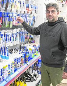 Imagen secundaria 2 - Comercios. Caridad, propietaria de una zapatería en el barrio de San Isidro, es también vecina de la zona. | Herederos. Alberto, dueño del estanco, sigue en el barrio donde han vivido cinco generaciones. | Toda la vida. Domingo, el propietario de una ferreteria del barrio. 