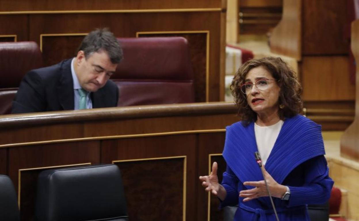 La ministra María Jesús Montero, en el Congreso. 