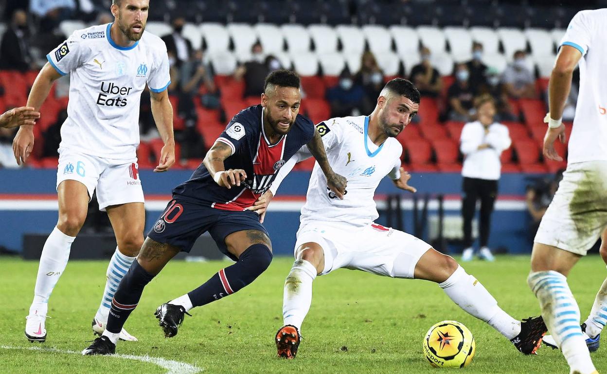 Álvaro González presiona a Neymar durante un partido entre el Olympique de Marsella y el PSG.