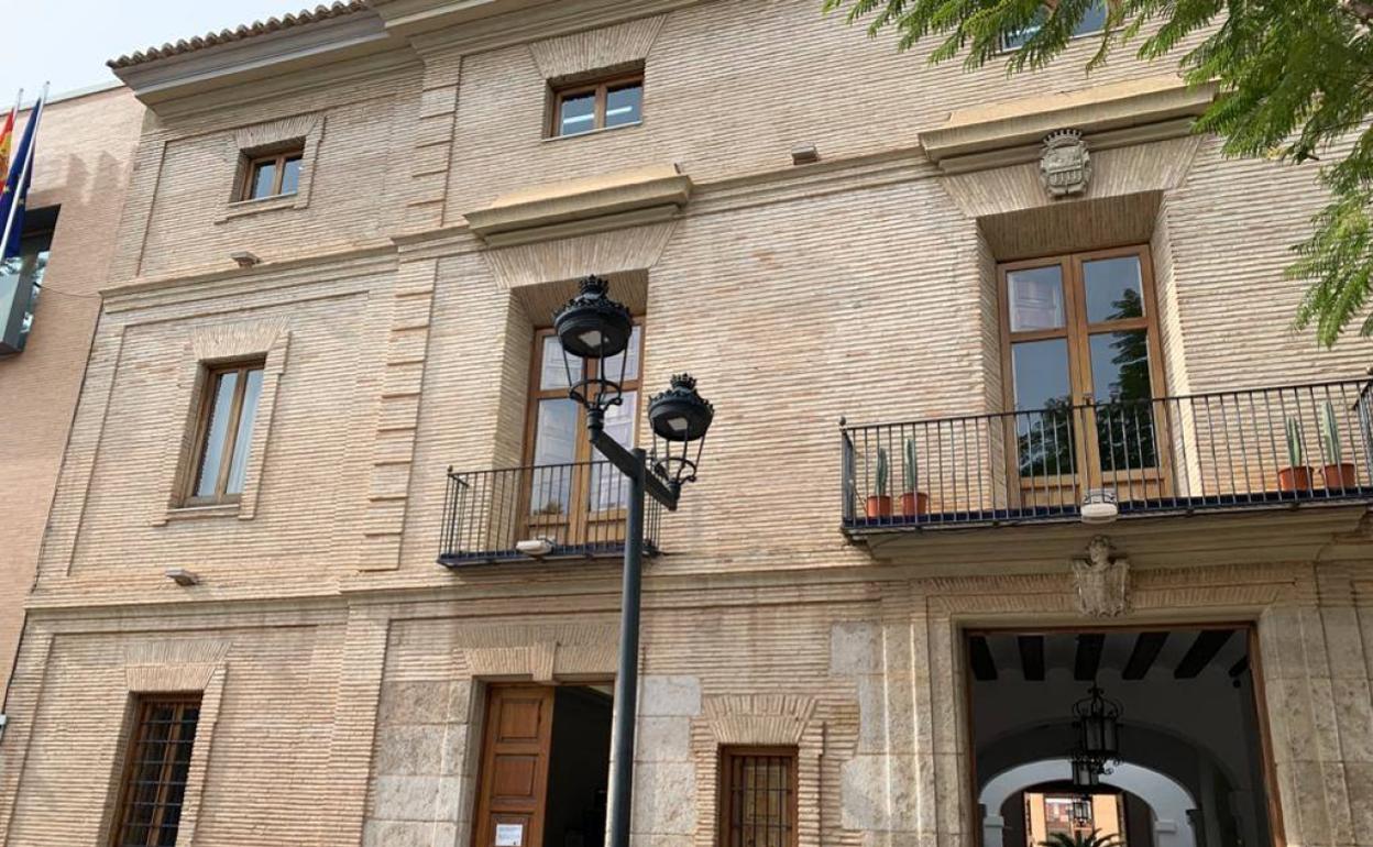 La fachada del ayuntamiento. 