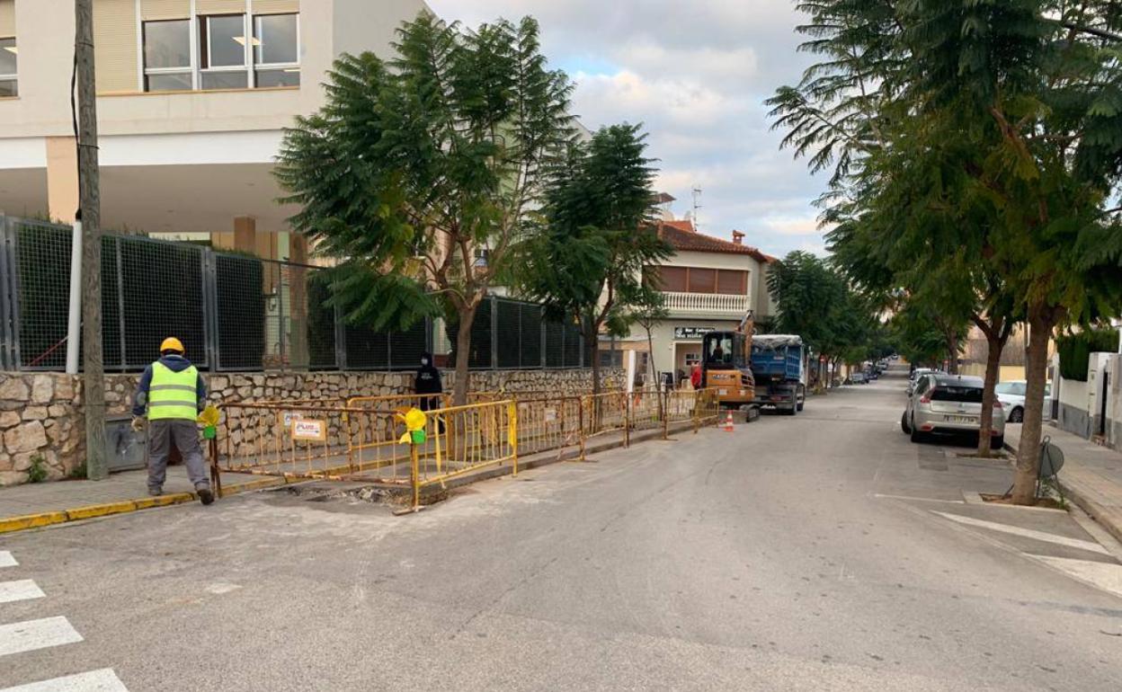 Los trabajos que se están llevando a cabo junto al colegio Sanchis Guarner de Ondara. 