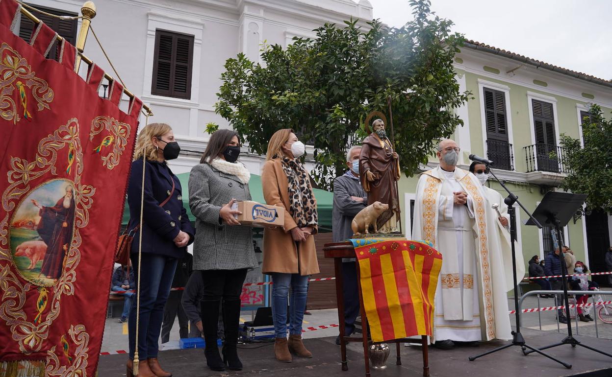 Las autoridades locales con la imagen del Santo y el párroco. 