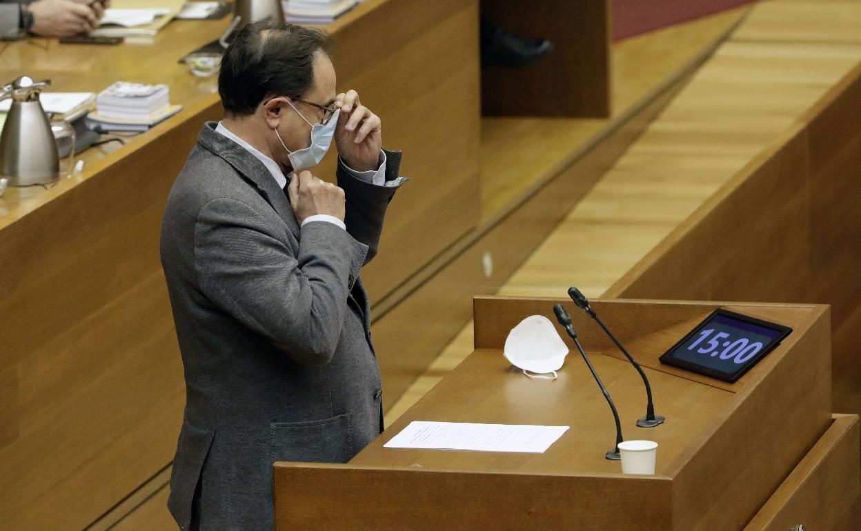 El conseller Vicent Soler, en la tribuna de Les Corts. 