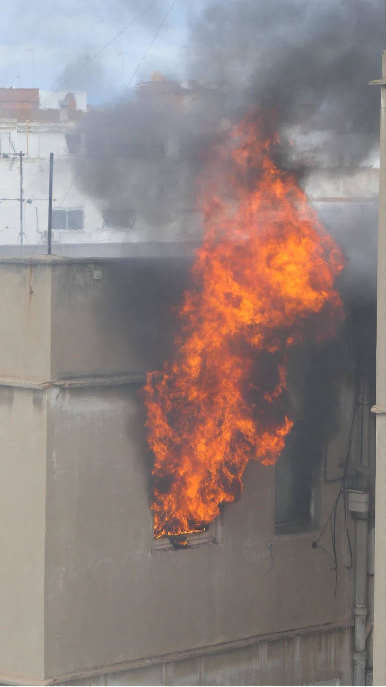 Incendio en una vivienda del barrio de Abastos de Valencia. 