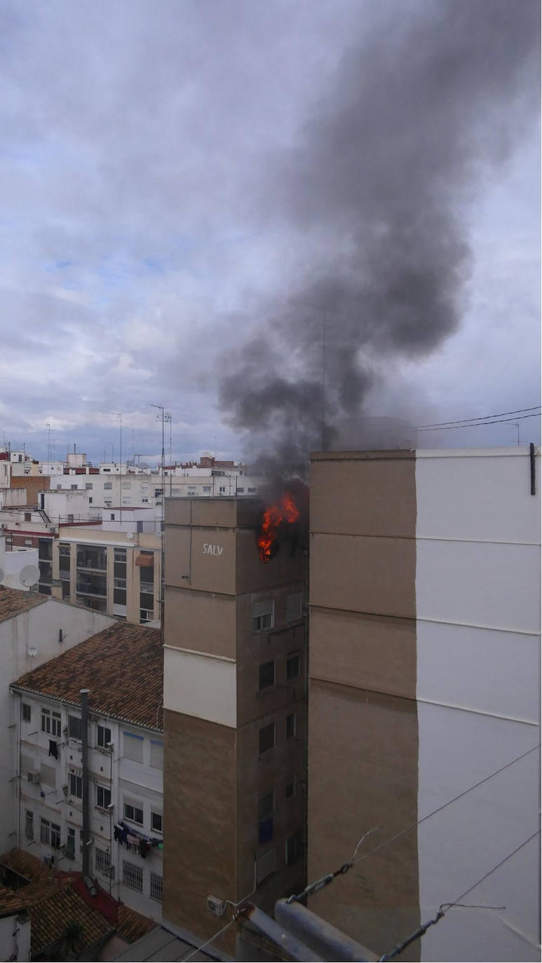 Incendio en una vivienda del barrio de Abastos de Valencia. 