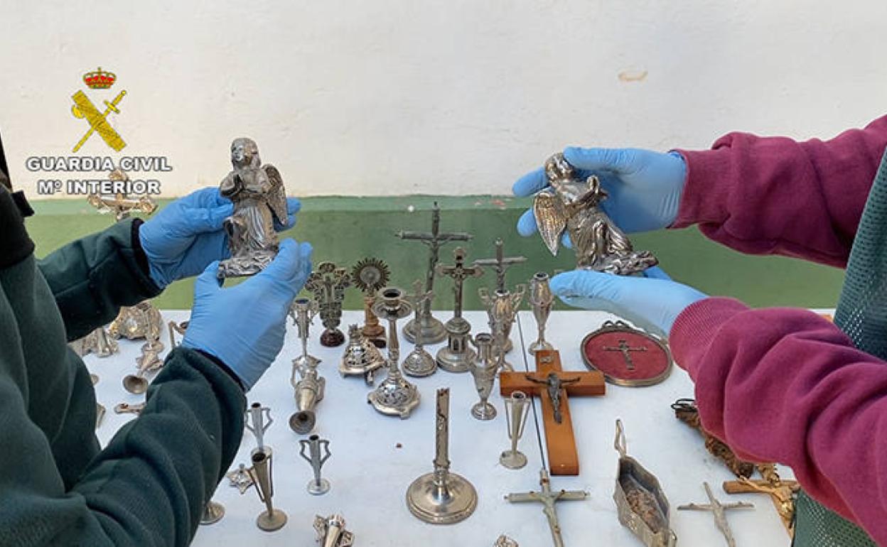 El detenido robaba objetos de valor de las tumbas y los cadáveres.