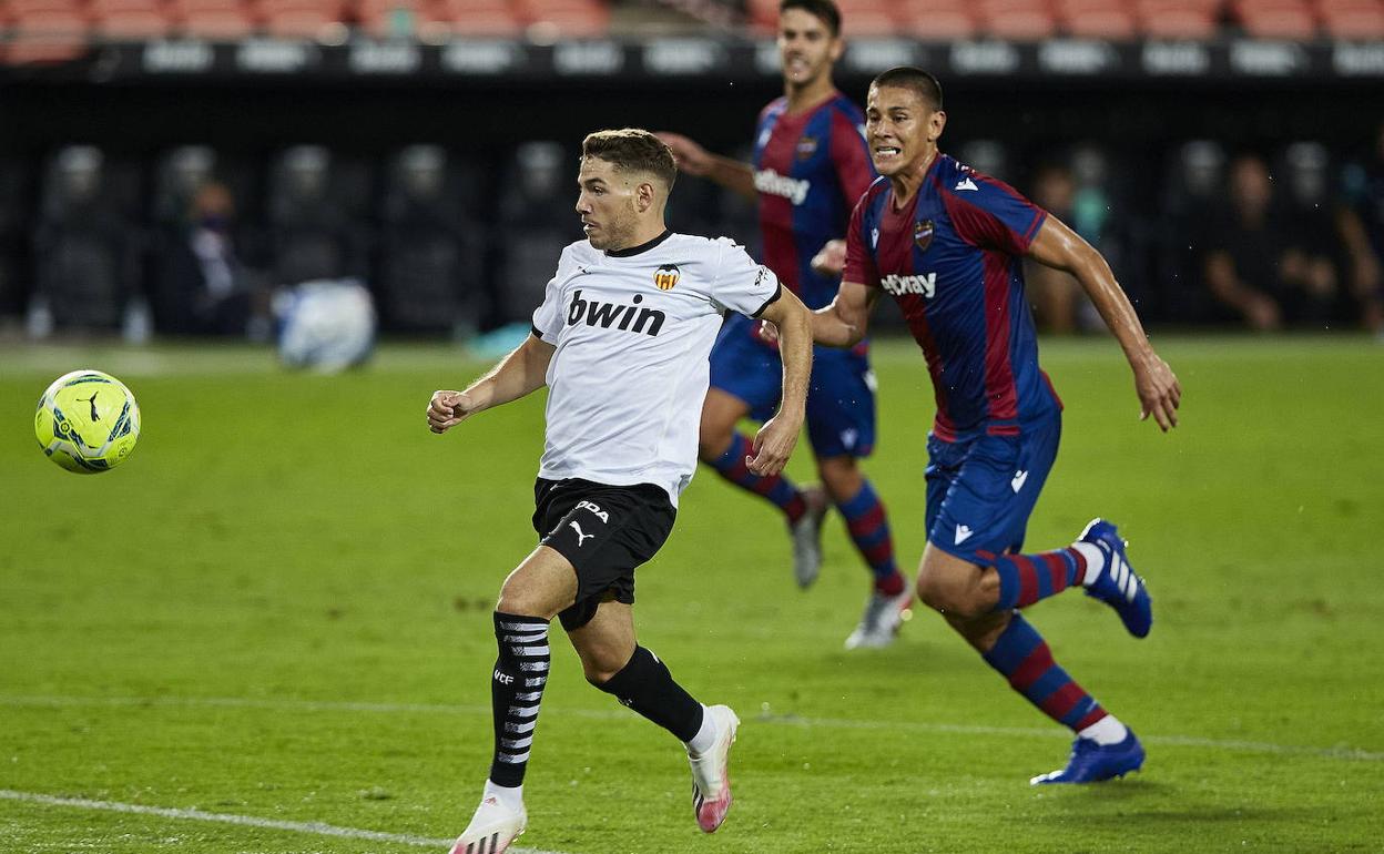 Manu Vallejo, perseguido por Duarte en un derbi en Mestalla.