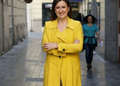 Imagen secundaria 1 - Arriba, el rojo Rita Barberá es uno de sus colores fetiche. Transmite fuerza, poderío y al llevarlo se convierte en el centro de atención de la foto, algo fundamental en un político. Con los años se ha vuelto más atrevida con prendas con mucha más personalidad.