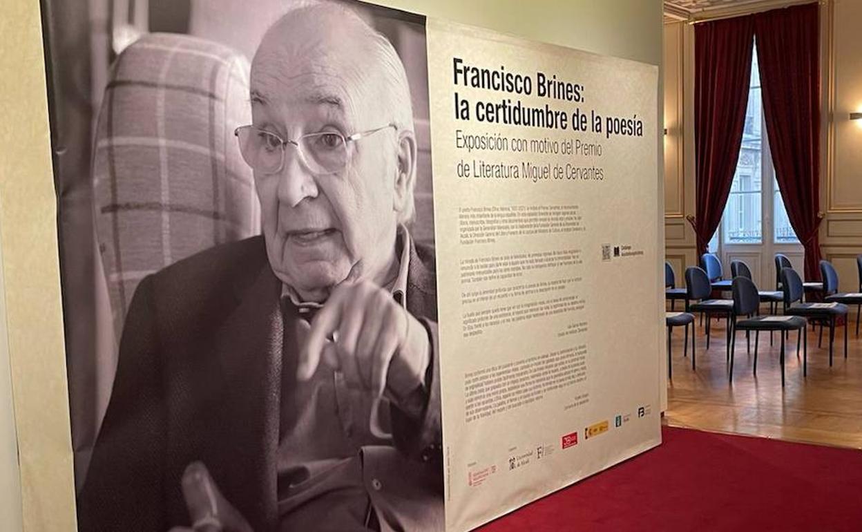 Instalación de la muestra dedicada a francisco Brines en Burdeos. 