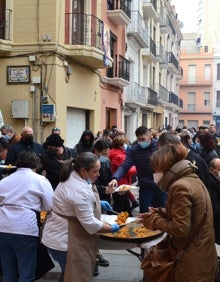 Imagen secundaria 2 - Arrriba, la demostración en Fitur. Abajo a la izquierda, el resultado final del arroz de Algemesí. A la derecha, la degustación en el primer concurso de 2021. 