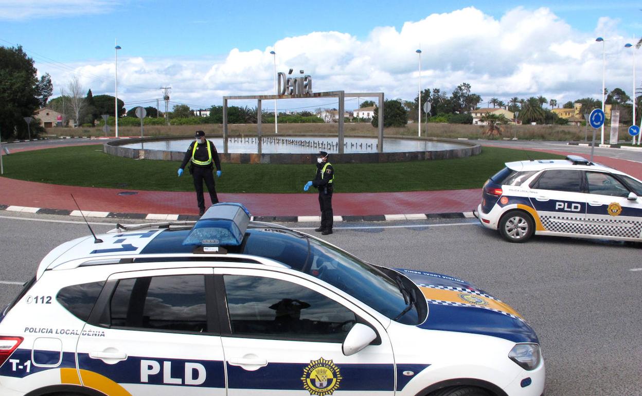 Imagen de archivo de un control policial en una de las rotondas de la CV-725 a la entrada de Dénia. 