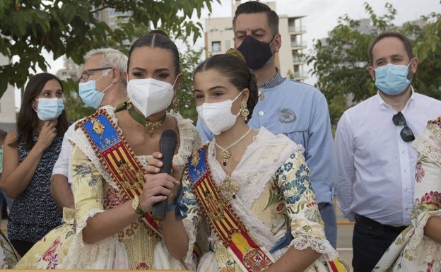 Consuelo Llobell y Carla García (FMV 2020-21) junto al alcalde Joan Ribó y los ediles Carlos Galiana, Aarón Cano y Elisa Valía, en una mascletà de un barrio. 