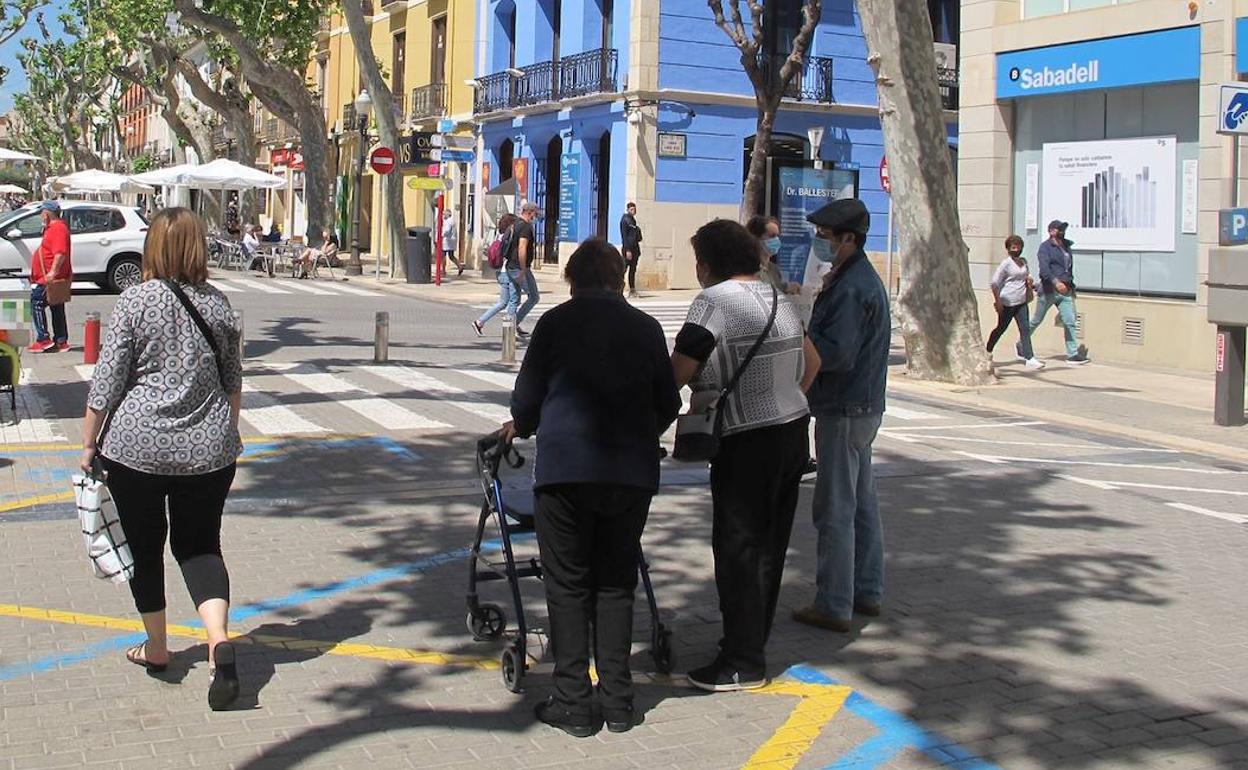 Personas paseando por la calle Marqués de Campo. 