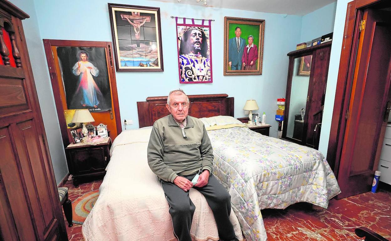 Serafín Jiménez en su dormitorio, donde fue amordazado para robarle la tarjeta de crédito. 