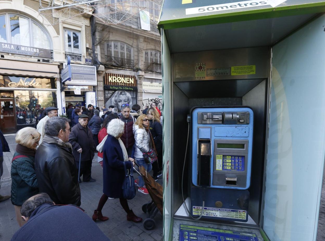 Cabina telefónica en una calle de Valencia. 