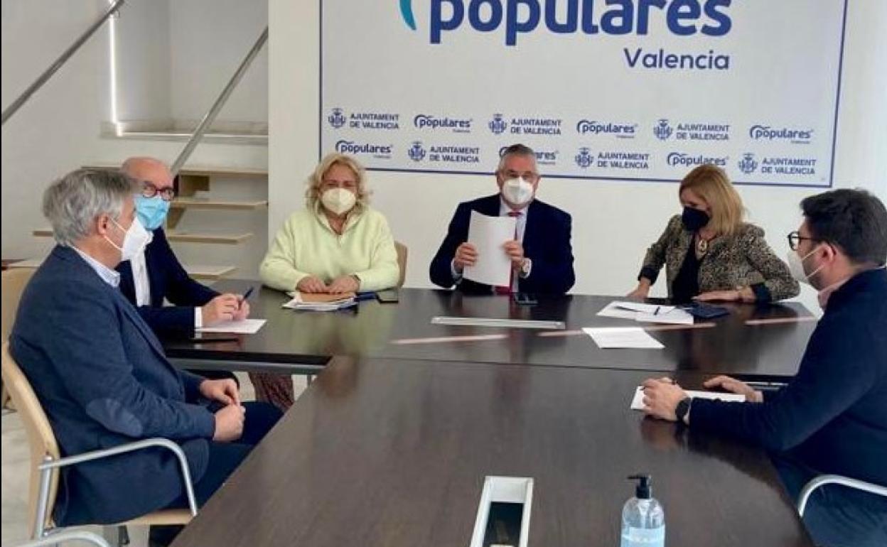 Enric Esteve, entre Ferrer San Segundo y Salomé Pradas. 