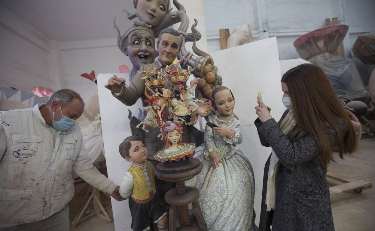 Marina Rey, fallera mayor de Almirante Cadarso y el artista Manolo Algarra, junto a la pieza que irá a la Exposició del Ninot. 