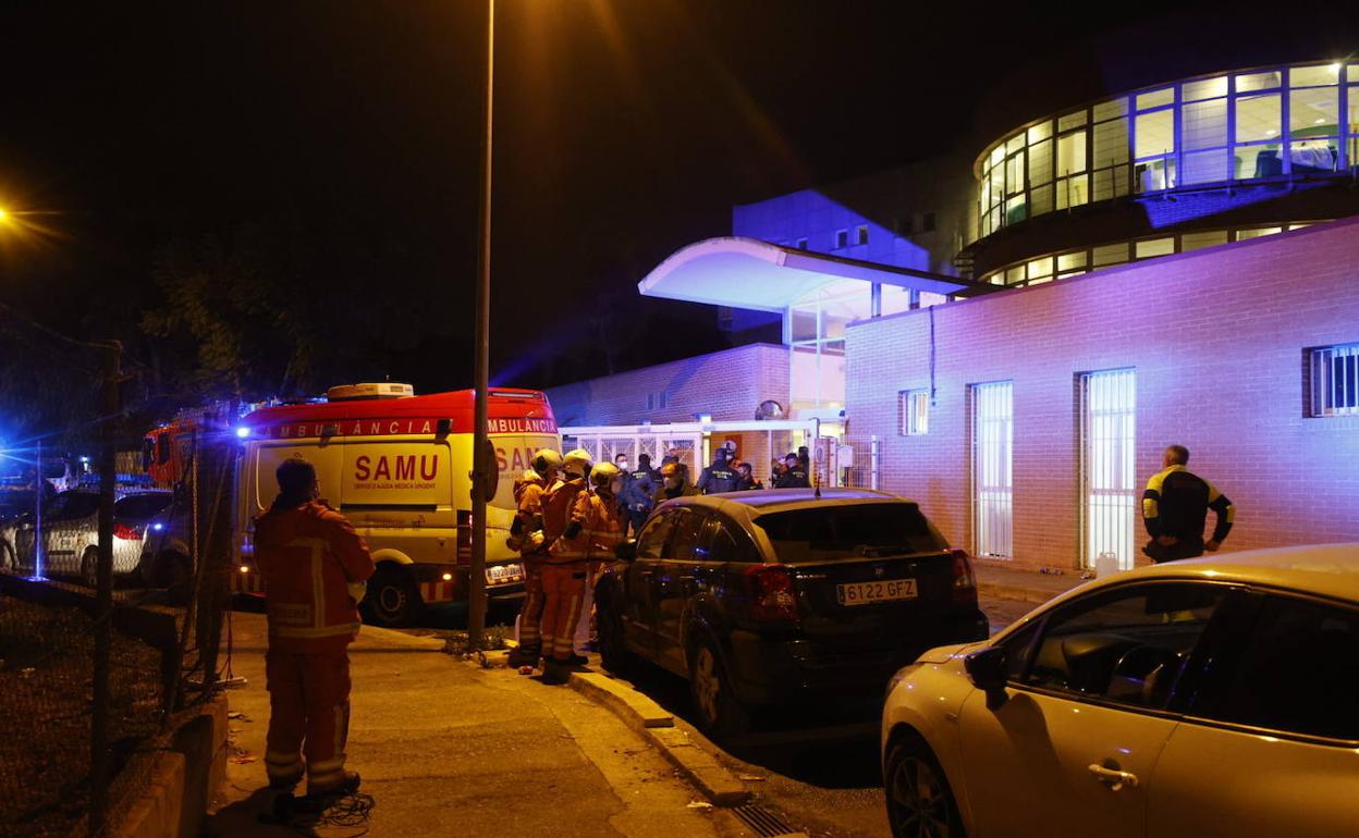 Los equipos de emergencias en la residencia la noche del incendio. 