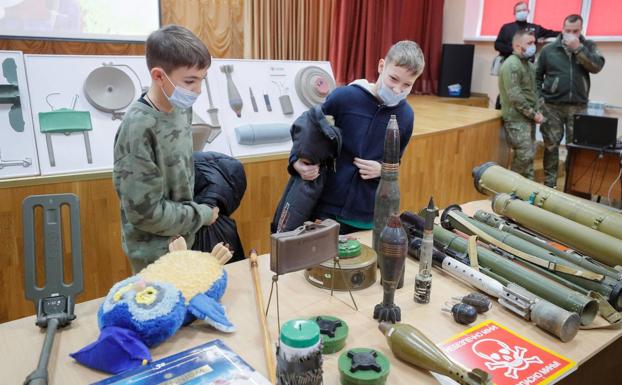 Los niños han empezado a recibir formación para poder identificar bombas.