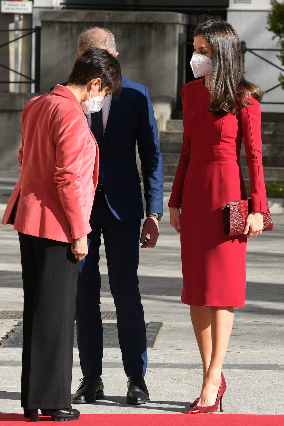 Fotos Letizia: La Reina Letizia deslumbra con un sofisticado vestido rojo