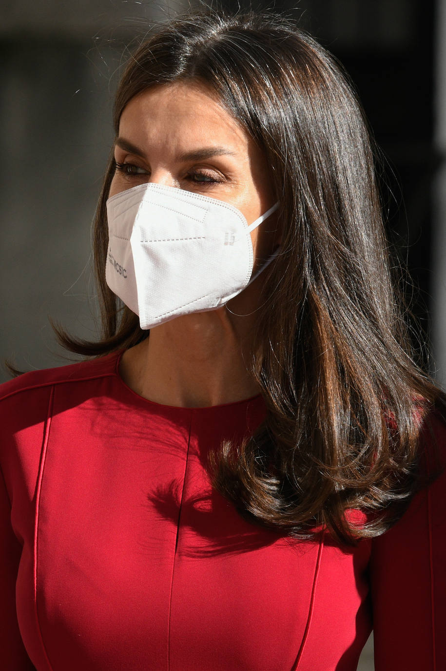 Fotos Letizia: La Reina Letizia deslumbra con un sofisticado vestido rojo