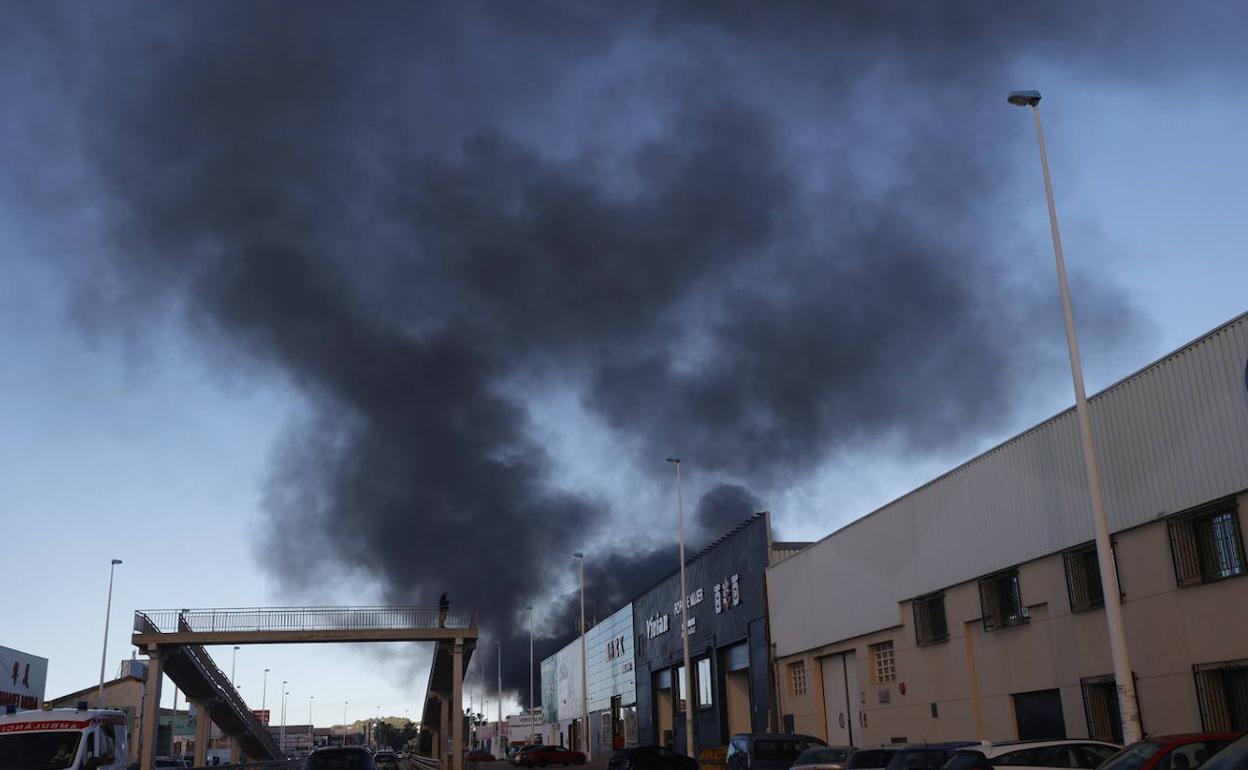 Imagen de la columna de humo vista desde la carretera. 