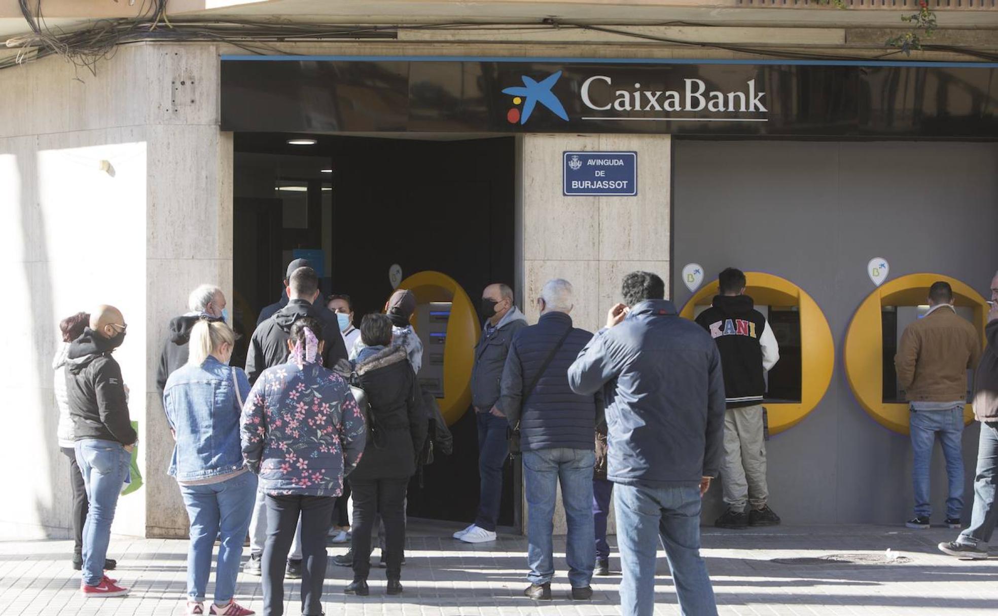 Otra semana negra para el empleo en la banca: CaixaBank y BBVA