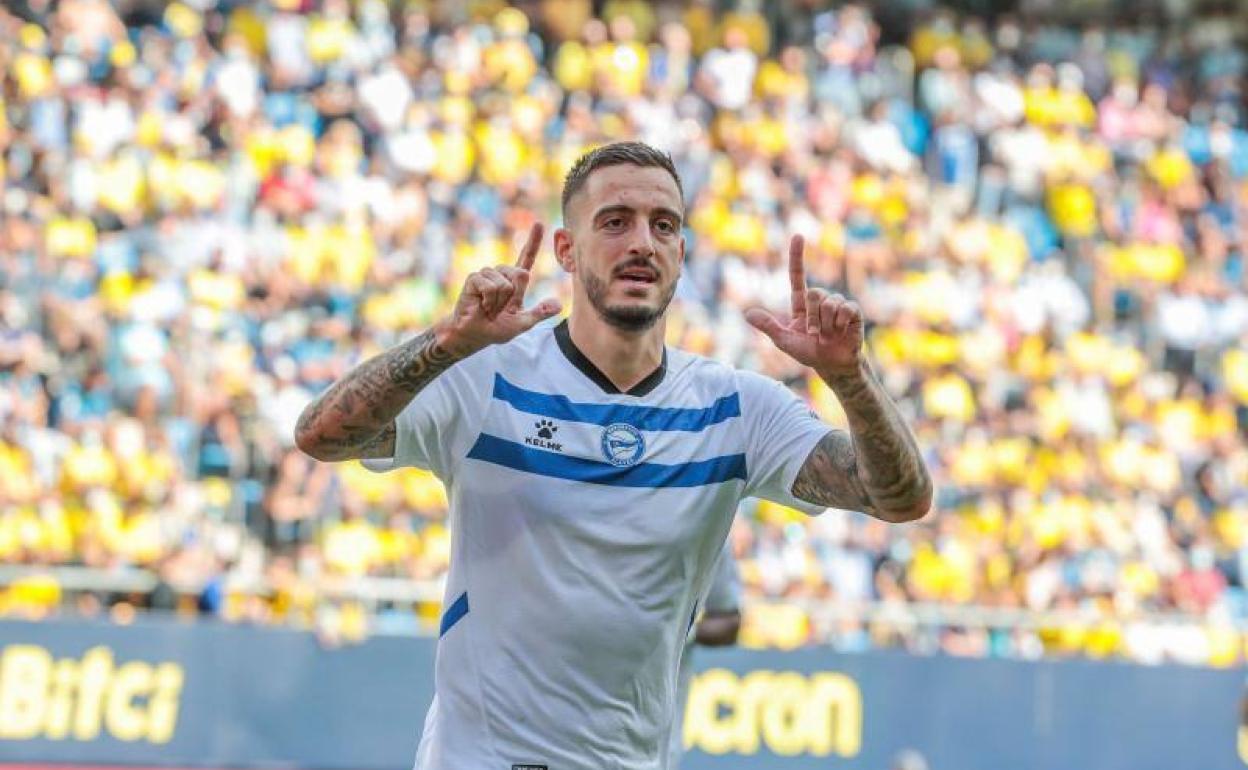 Joselu celebra un gol contra el Cádiz esta temporada.