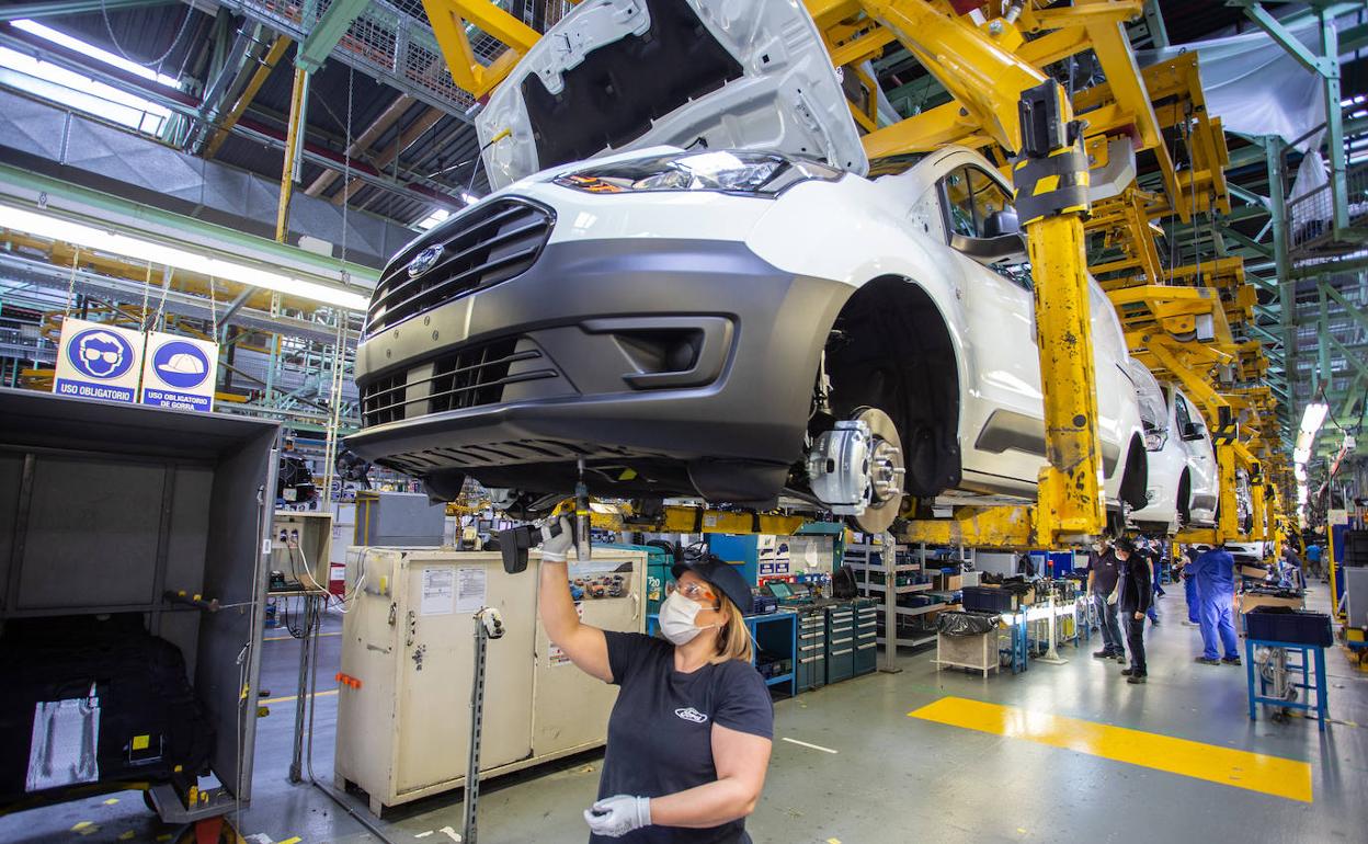 Una trabajadora en planta de Ford Almussafes. 