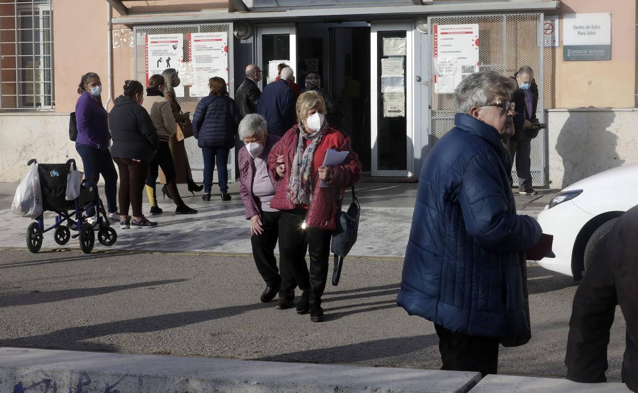 Varios usuarios esperan su turno a las puertas de un centro de salud valenciano.