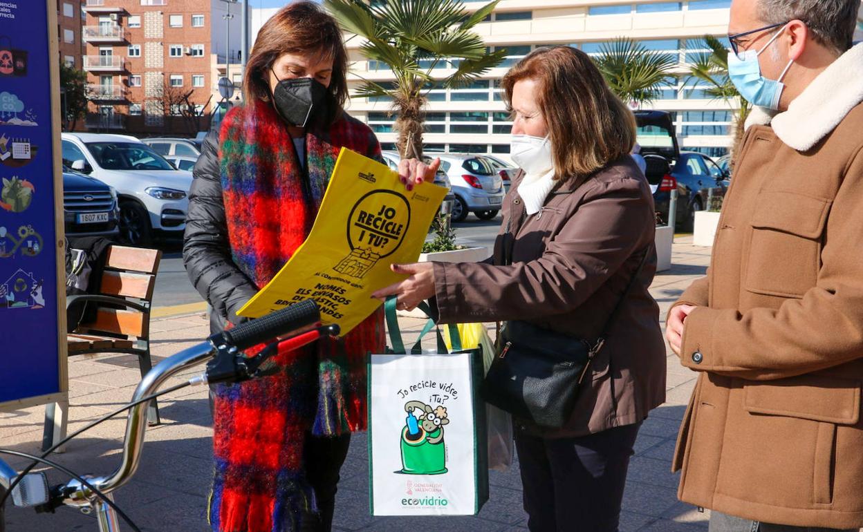 La alcaldesa, Carmen Martínez, entrega una de las bolsas. 