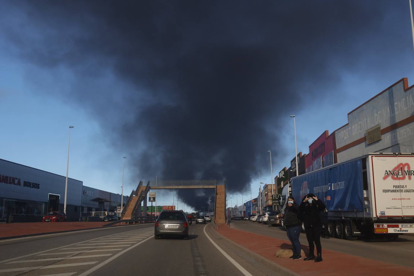 Un espectacular incendio arrasa el almacén de un gran bazar chino en Manises (Valencia). La columna de humo se podía ver a gran distancia