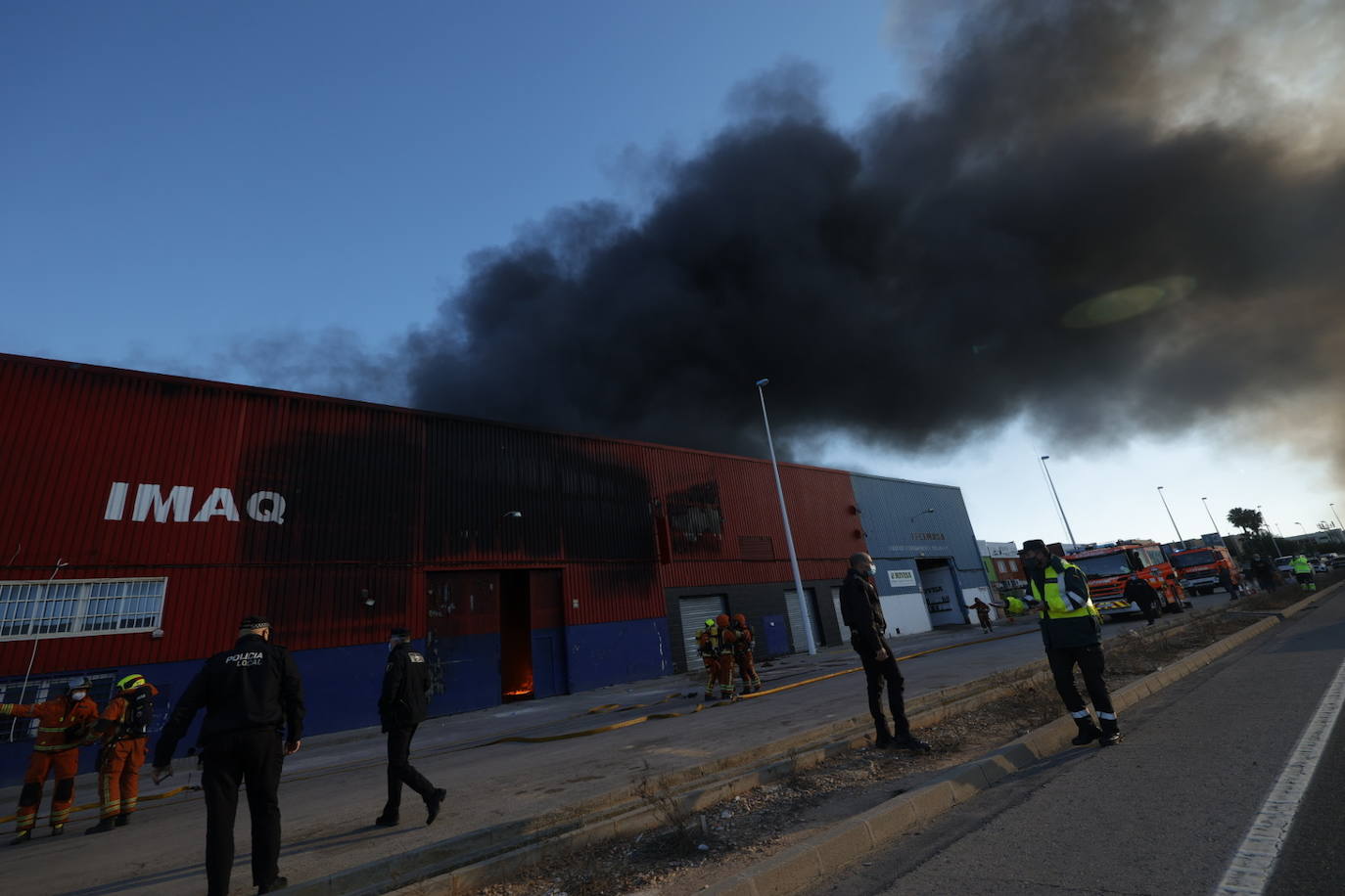 Un espectacular incendio arrasa el almacén de un gran bazar chino en Manises (Valencia). La columna de humo se podía ver a gran distancia