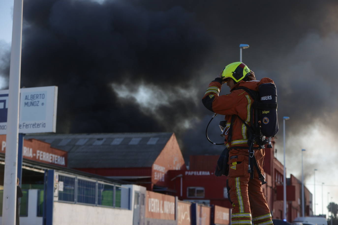 Un espectacular incendio arrasa el almacén de un gran bazar chino en Manises (Valencia). La columna de humo se podía ver a gran distancia