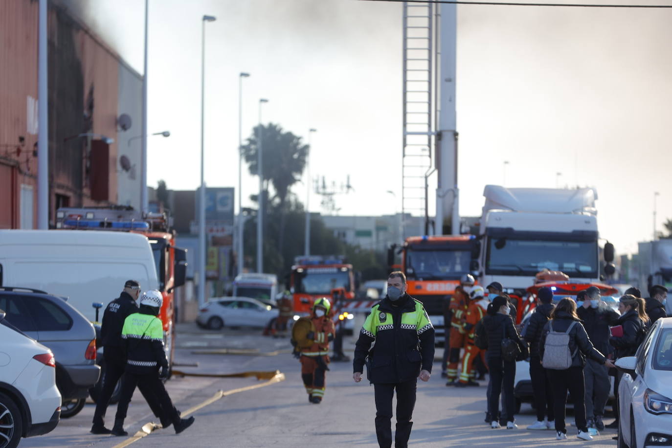 Un espectacular incendio arrasa el almacén de un gran bazar chino en Manises (Valencia). La columna de humo se podía ver a gran distancia