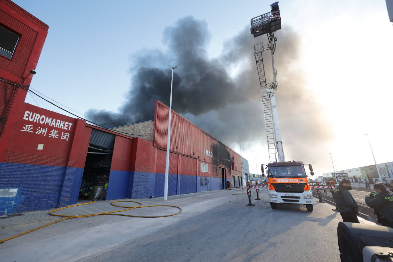 Un espectacular incendio arrasa el almacén de un gran bazar chino en Manises (Valencia). La columna de humo se podía ver a gran distancia