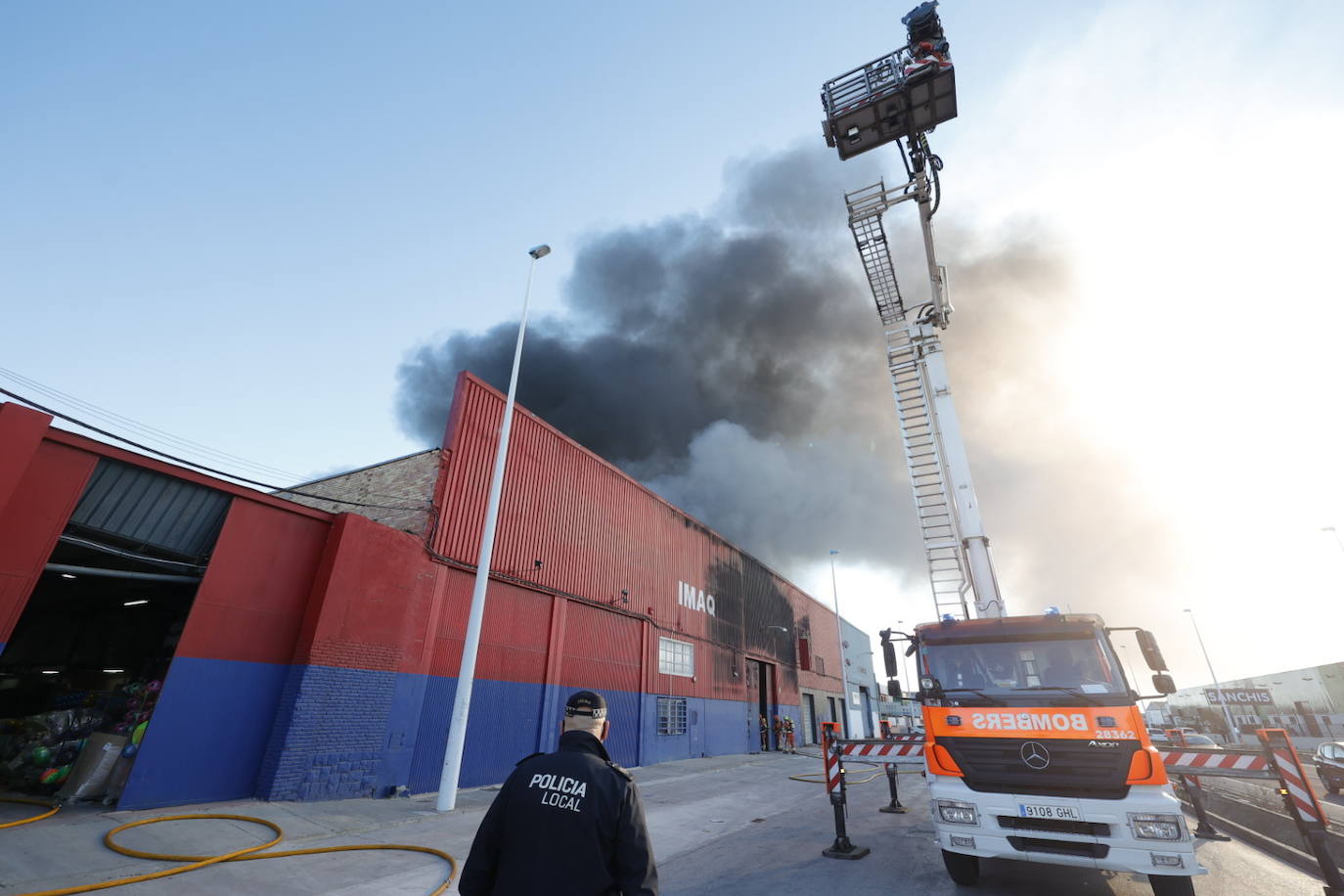 Un espectacular incendio arrasa el almacén de un gran bazar chino en Manises (Valencia). La columna de humo se podía ver a gran distancia