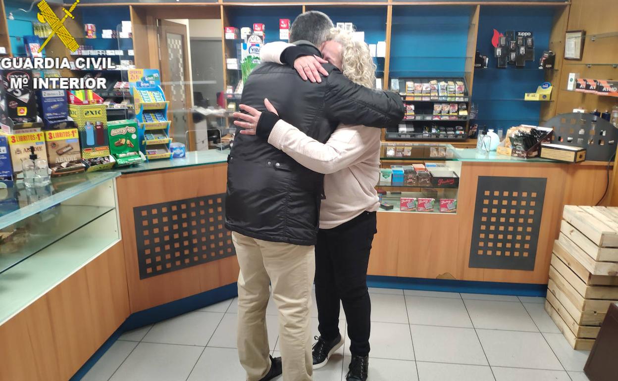 La dueña del estanco abraza al guardia civil que le auxilió. 