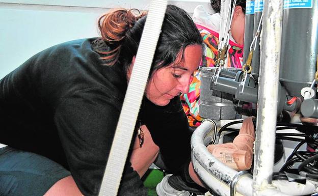 La joven universitaria en el buque 'Ángeles Alvariño'. 