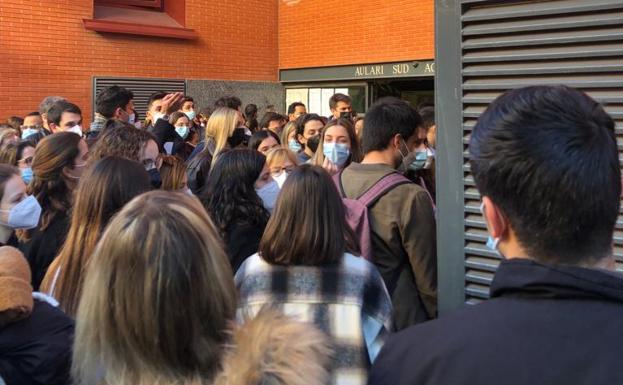 Los médicos en la entrada al examen en el Aulario Sur de Tarongers. 