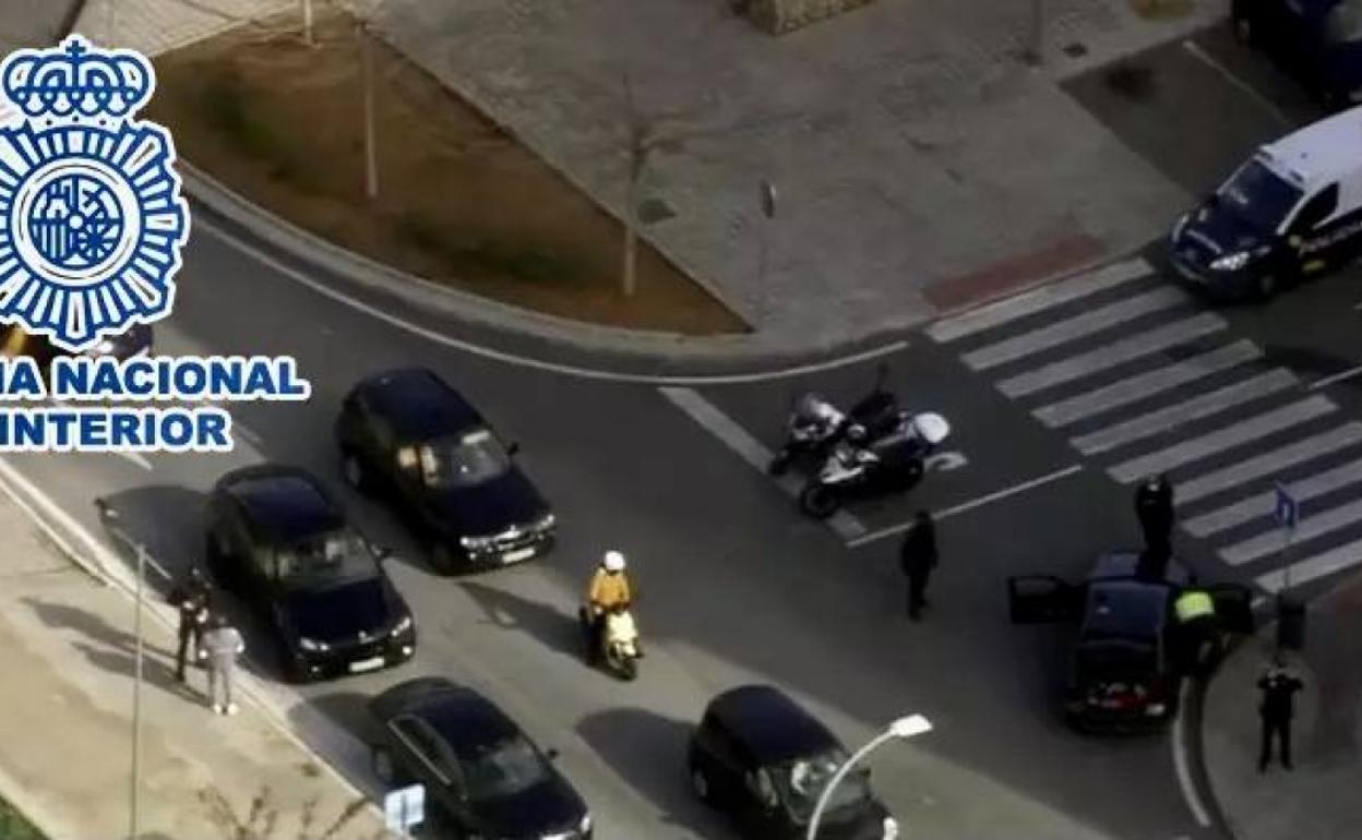 Imagen de un arresto en Alicante captada por un helicóptero policial. 