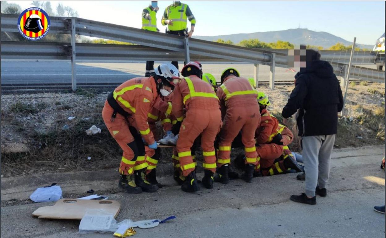 Los bomberos atienden a uno de los heridos. 