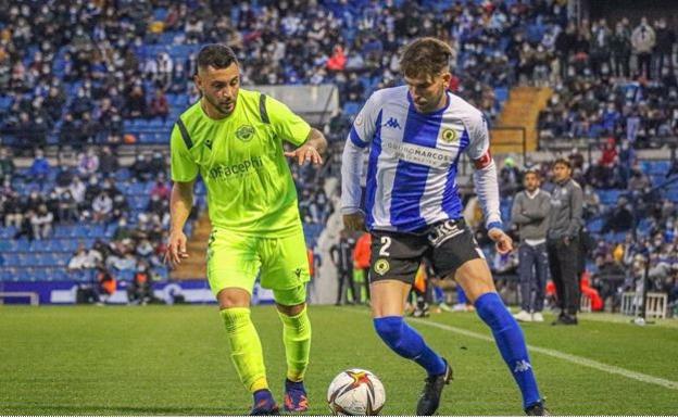 Benja y Raúl Ruiz compiten por el balón durante el partido disputado este domingo. 