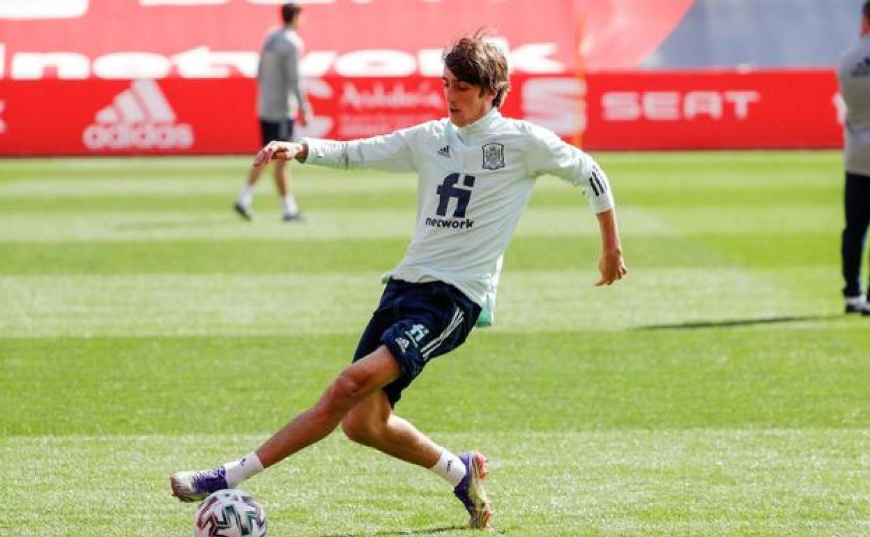 Bryan Gil, durante un entrenamiento con la Selección Española de Fútbol