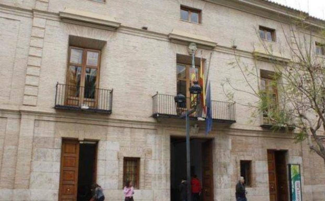 La fachada del ayuntamiento de Catarroja. 