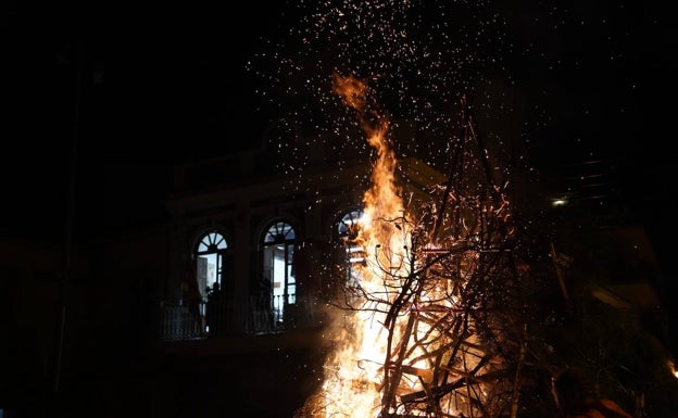 Imagen principal - La tradicional hoguera de San Antonio. 