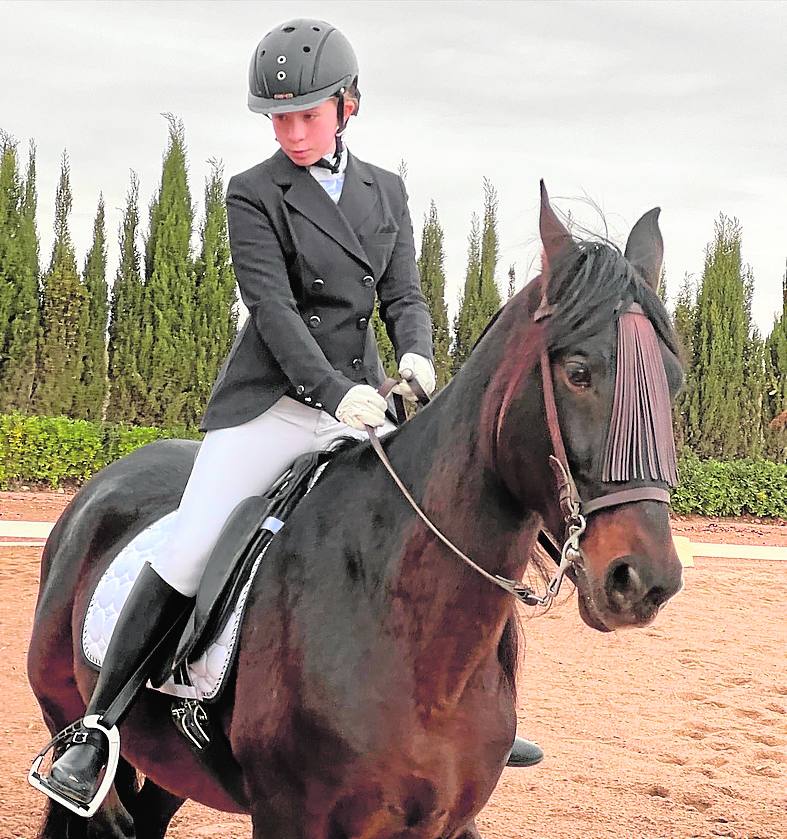 Valeria Mocholí, la hija de Mónica Duart, entrenando doma clásica.