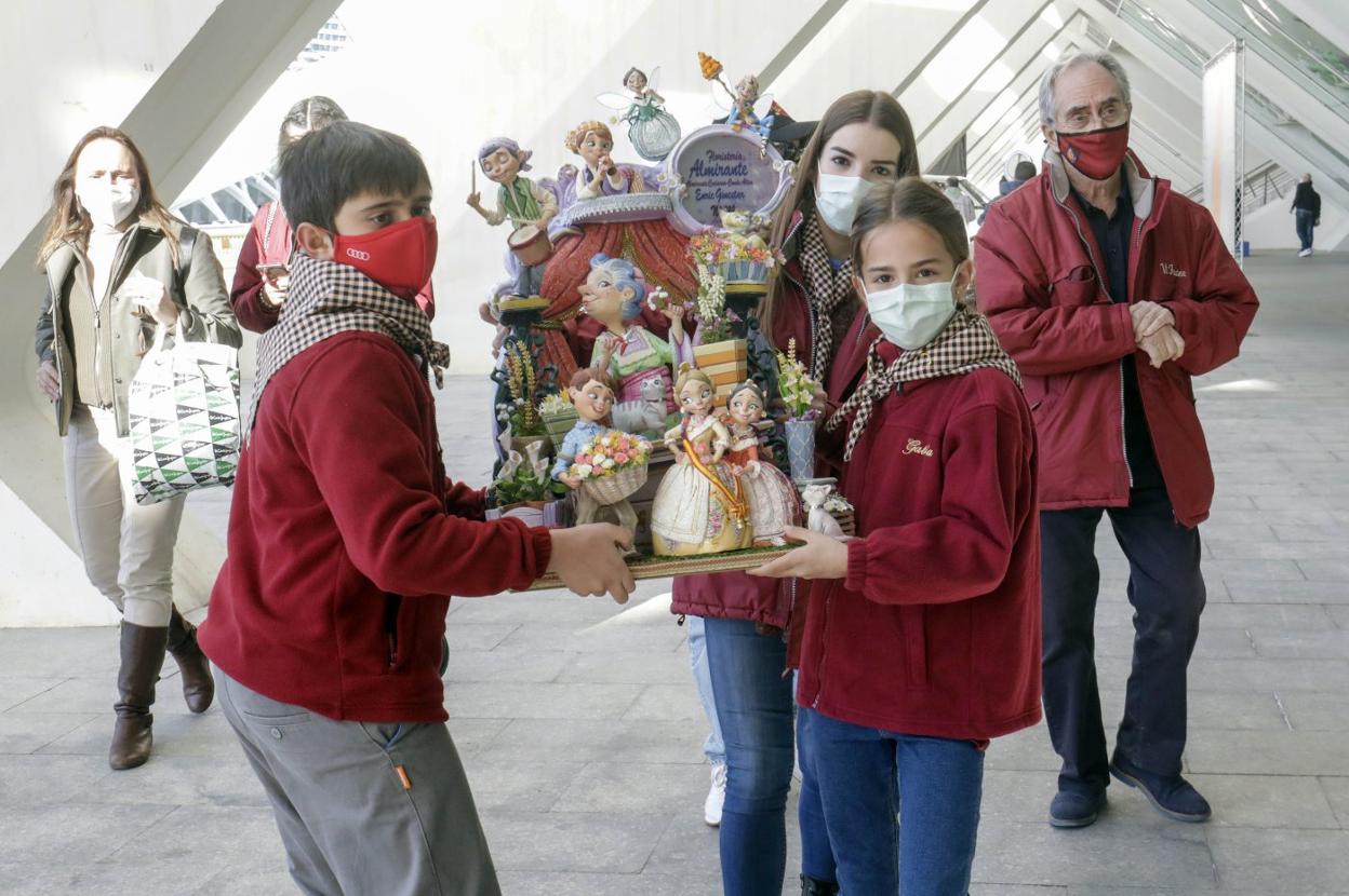 Entrega de uno de los ninots aeste lunes en la Exposición del Ninot. 